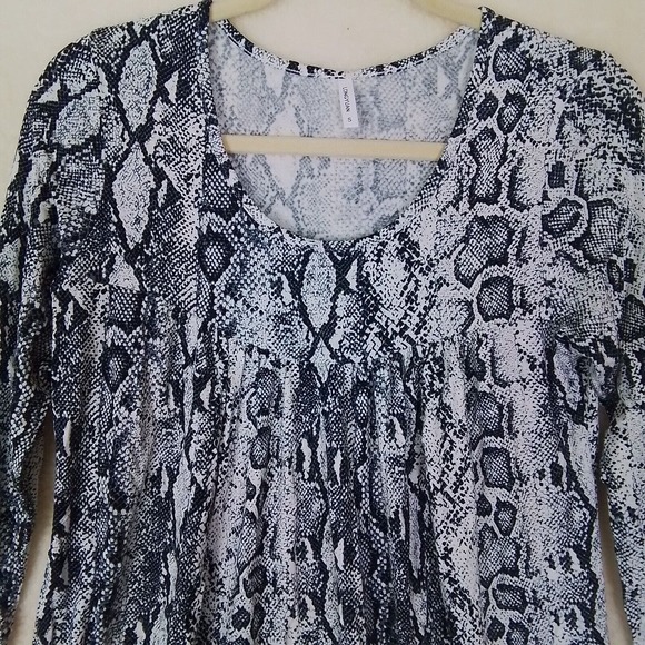 Longyuan Long Sleeve Peasant‎ Style Tunic Size Small in Gray White Snake Print - Picture 3 of 10